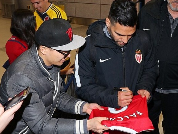 Falcao vui ve ky tang ao dau cho fan MU hinh anh