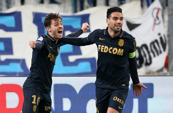 Falcao vui vẻ ký tặng áo đấu cho fan MU ảnh 8 Falcao vui ve ky tang ao dau cho fan MU anh 8