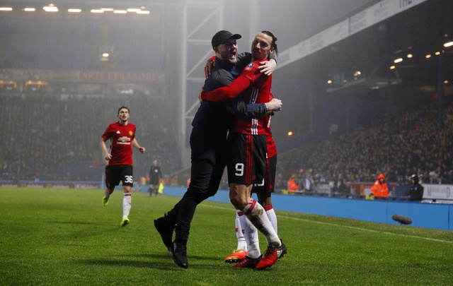 Blackburn 1-2 MU: Pogba - Ibra phoi hop ghi ban hinh anh