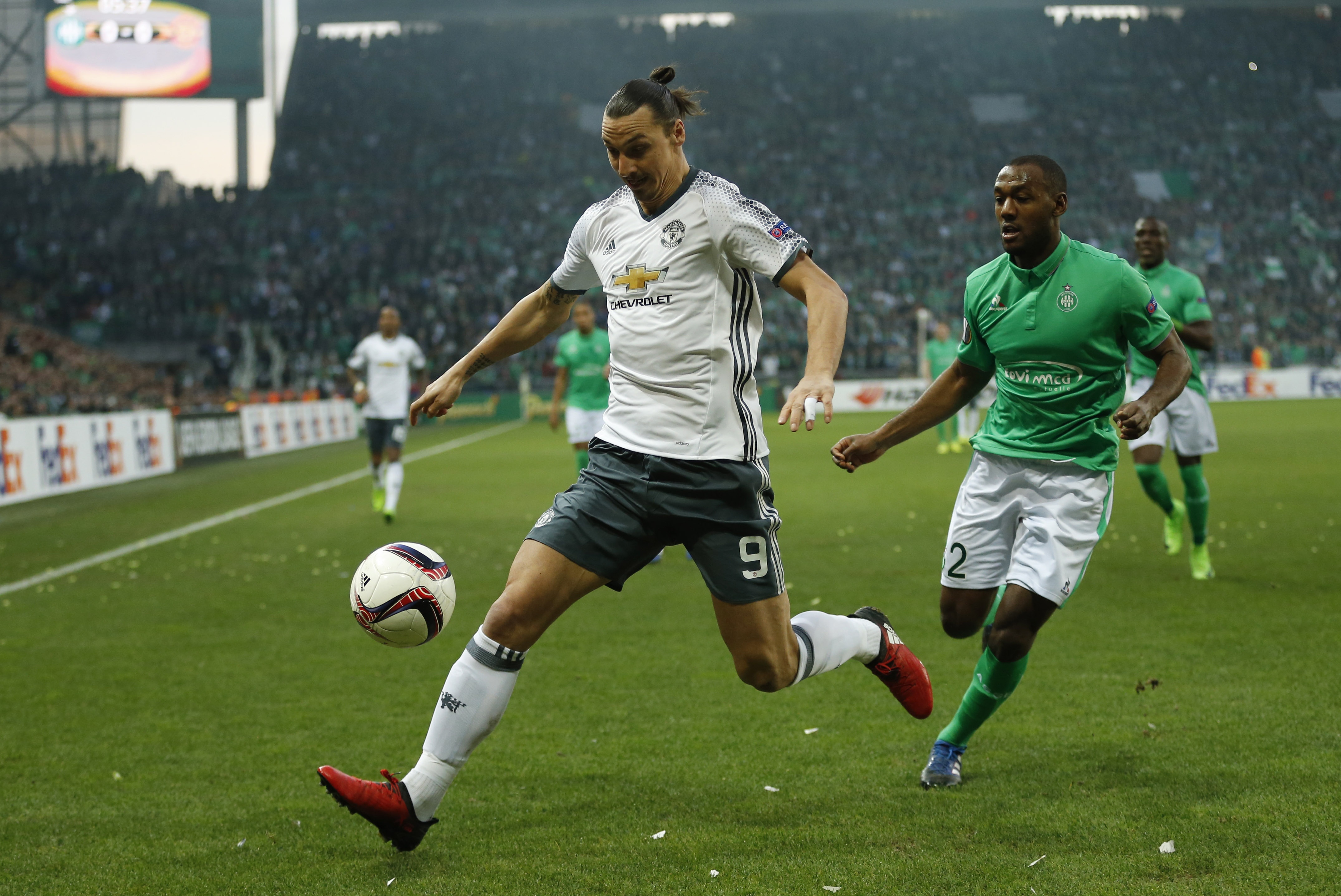 Mkhitaryan ghi ban giup MU vao vong 1/8 cup C2 anh 3