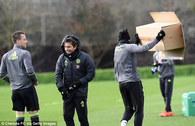 Hazard bi dong doi 'danh hoi dong' tren san tap anh 4