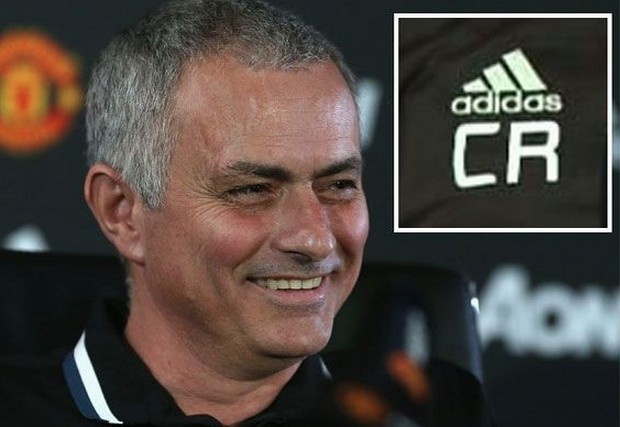 Mourinho mac ao in ten Ranieri du hop bao hinh anh