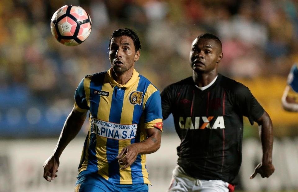 Gia vo dat bong,  cau thu rut day giay doi thu anh 1