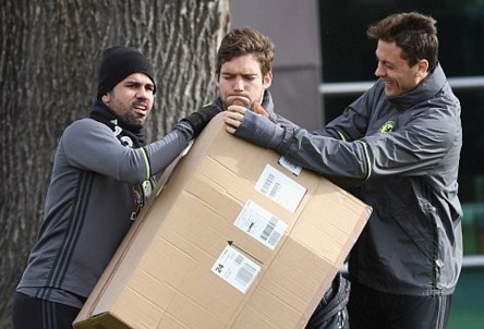 Eden Hazard bi 'danh hoi dong' tren san tap hinh anh