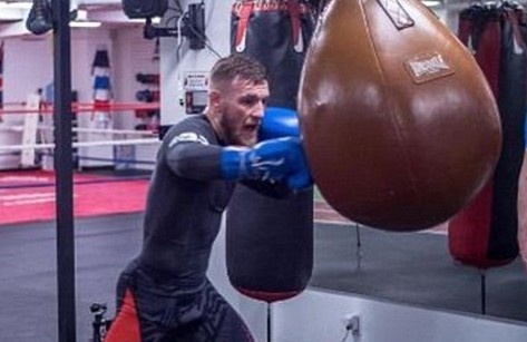 McGregor tap boxing, san sang so gang Mayweather hinh anh