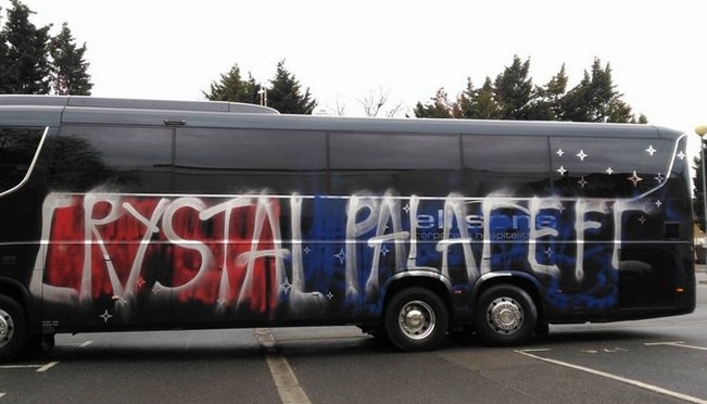 Fan Crystal Palace tu pha xe CLB vi nham la doi thu hinh anh