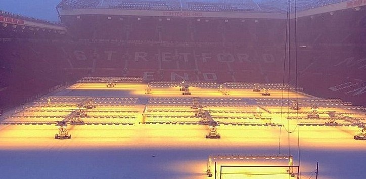 Mat san Old Trafford doi mau trang chi sau mot dem hinh anh