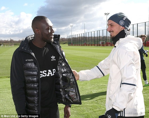 MU đón khách quý ở buổi tập ảnh 1 MU don khach quy o buoi tap anh 1