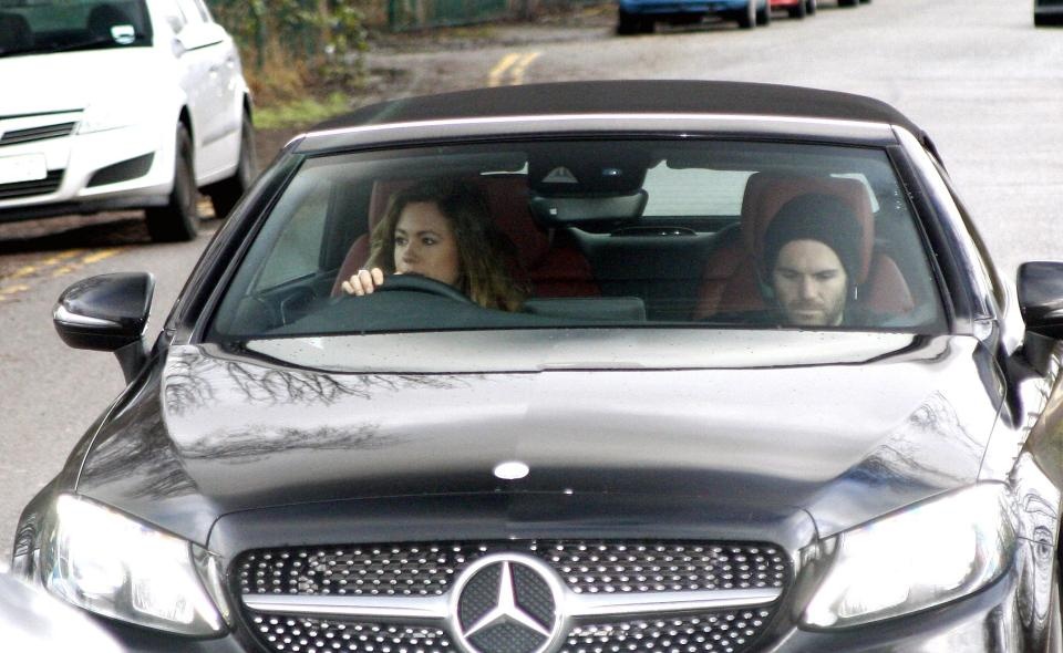 Mata nhờ bạn gái đưa đến sân tập ảnh 2 Mata nho ban gai dua den san tap anh 2