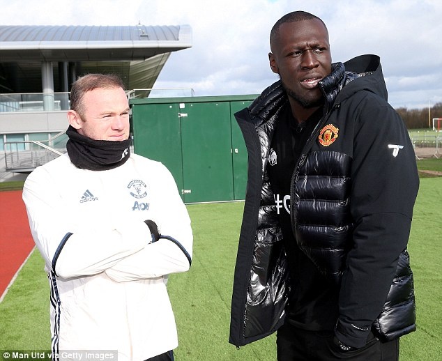 MU đón khách quý ở buổi tập ảnh 2 MU don khach quy o buoi tap anh 2