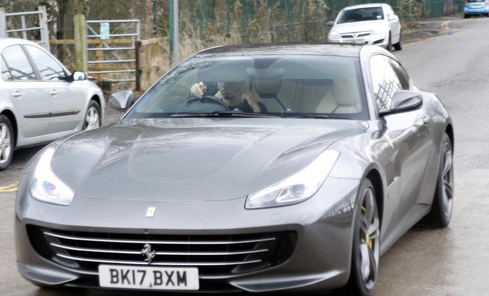 Mata nhờ bạn gái đưa đến sân tập ảnh 3 Mata nho ban gai dua den san tap anh 3