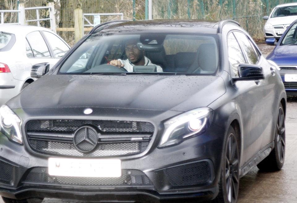 Mata nhờ bạn gái đưa đến sân tập ảnh 4 Mata nho ban gai dua den san tap anh 4