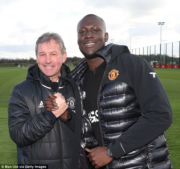 MU đón khách quý ở buổi tập ảnh 4 MU don khach quy o buoi tap anh 4