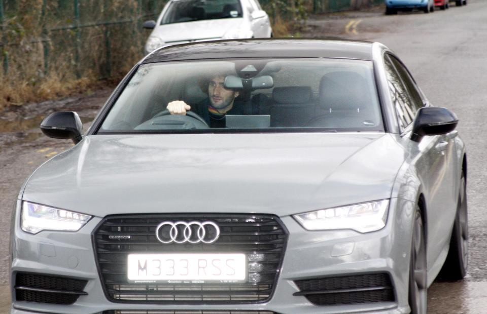 Mata nhờ bạn gái đưa đến sân tập ảnh 5 Mata nho ban gai dua den san tap anh 5