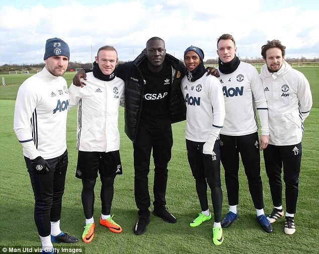 MU đón khách quý ở buổi tập ảnh 5 MU don khach quy o buoi tap anh 5