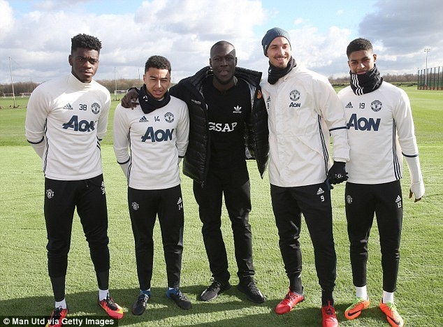 MU đón khách quý ở buổi tập ảnh 6 MU don khach quy o buoi tap anh 6