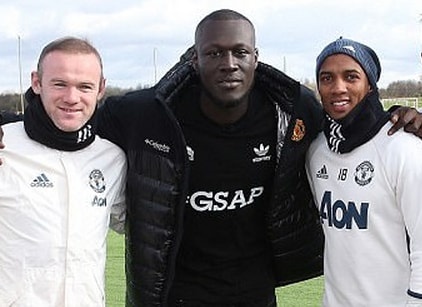 MU don khach quy o buoi tap truoc vong 27 Premier League hinh anh