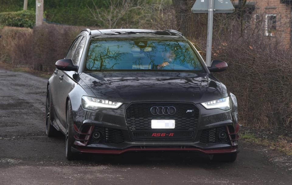 Mata nhờ bạn gái đưa đến sân tập ảnh 6 Mata nho ban gai dua den san tap anh 6