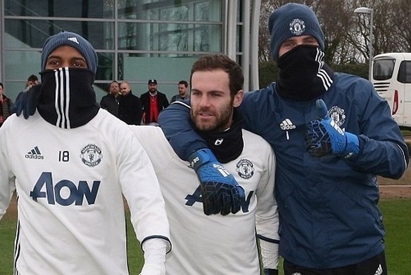 De Gea bit kin mat chong choi gia ret o Manchester hinh anh