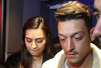 Chia tay ca si, Oezil bi mat dinh hon voi hoa hau Tho Nhi Ky hinh anh