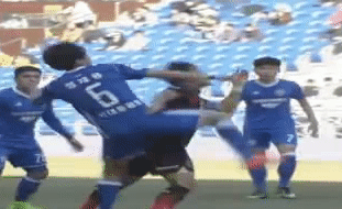 Cau thu K.League vung chan da gay mui doi thu hinh anh