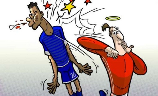 Hi hoa 'thien than' Ibra vo tinh giat cui cho vao mat doi thu hinh anh