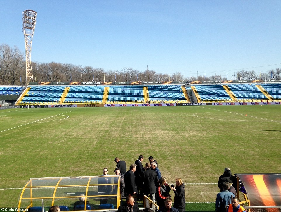 Sao MU bat khoc tren duong ra san bay anh 7