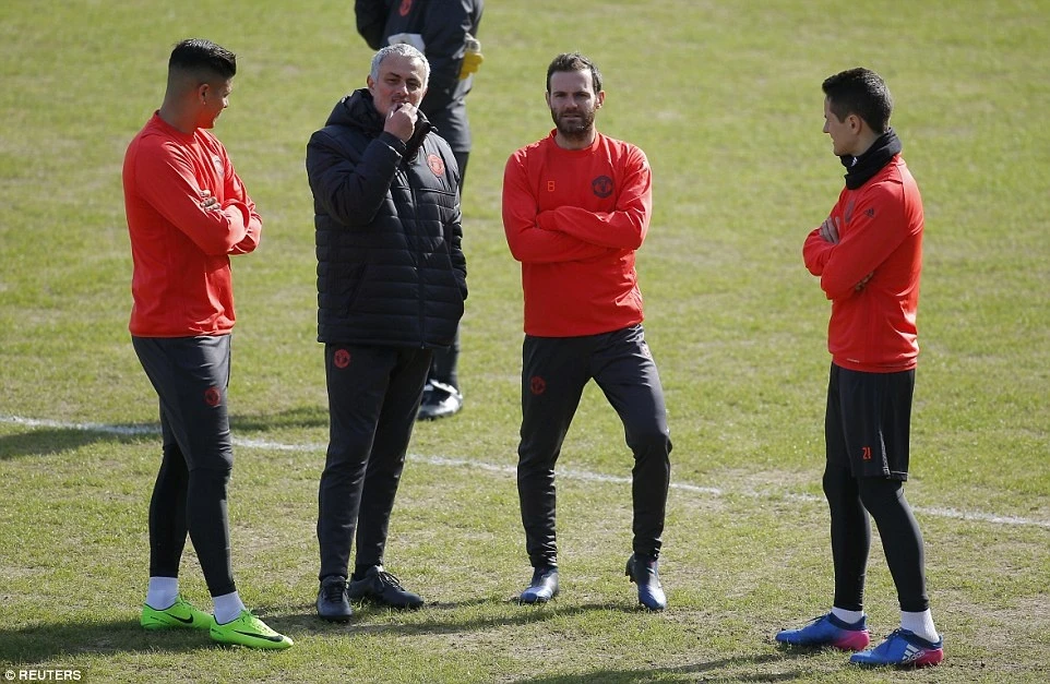 Sao MU bat khoc tren duong ra san bay anh 6