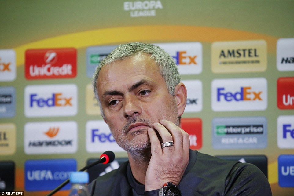 Sao MU bat khoc tren duong ra san bay anh 8