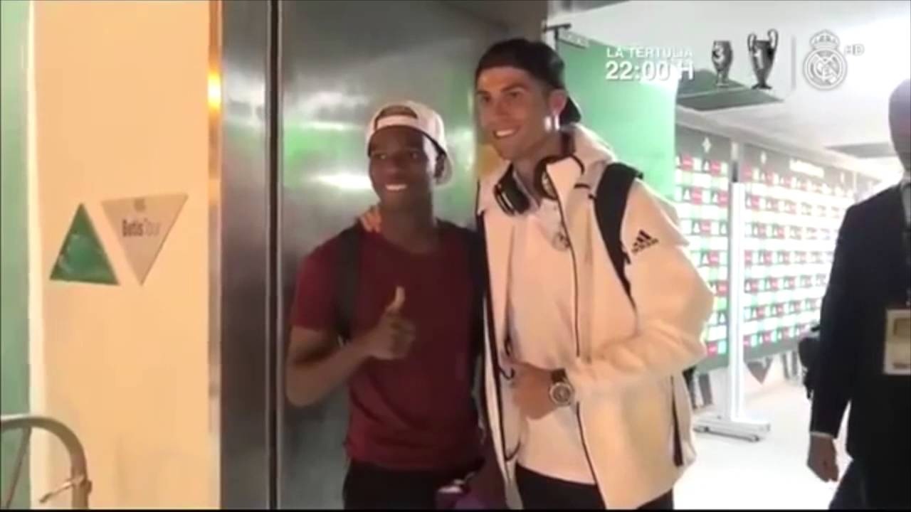 Ronaldo - sieu sao than thien voi nguoi ham mo anh 4