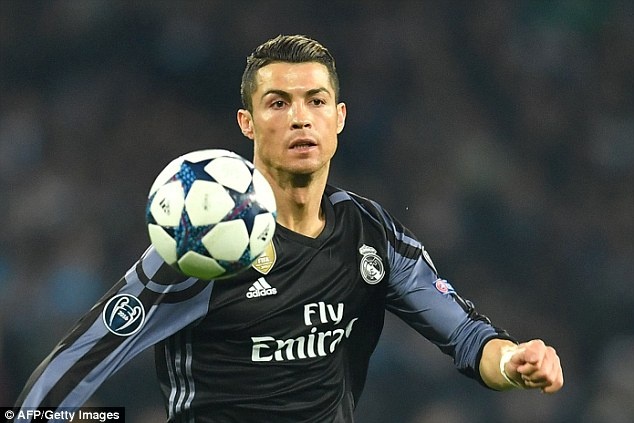 Ronaldo - sieu sao than thien voi nguoi ham mo anh 7