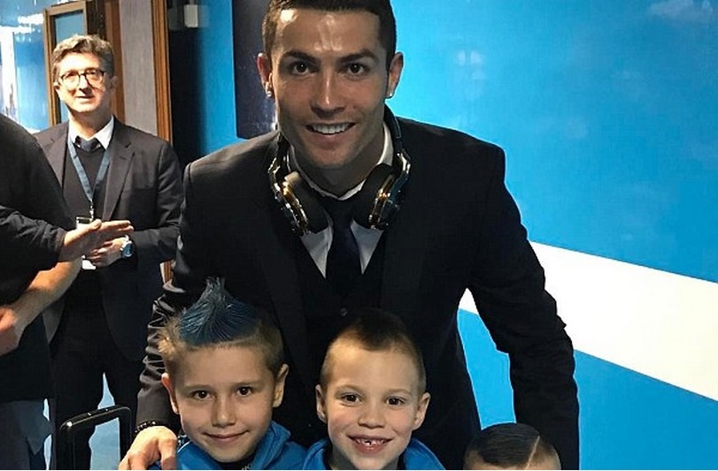 Ronaldo vui ve chup anh voi con trai doi thu hinh anh