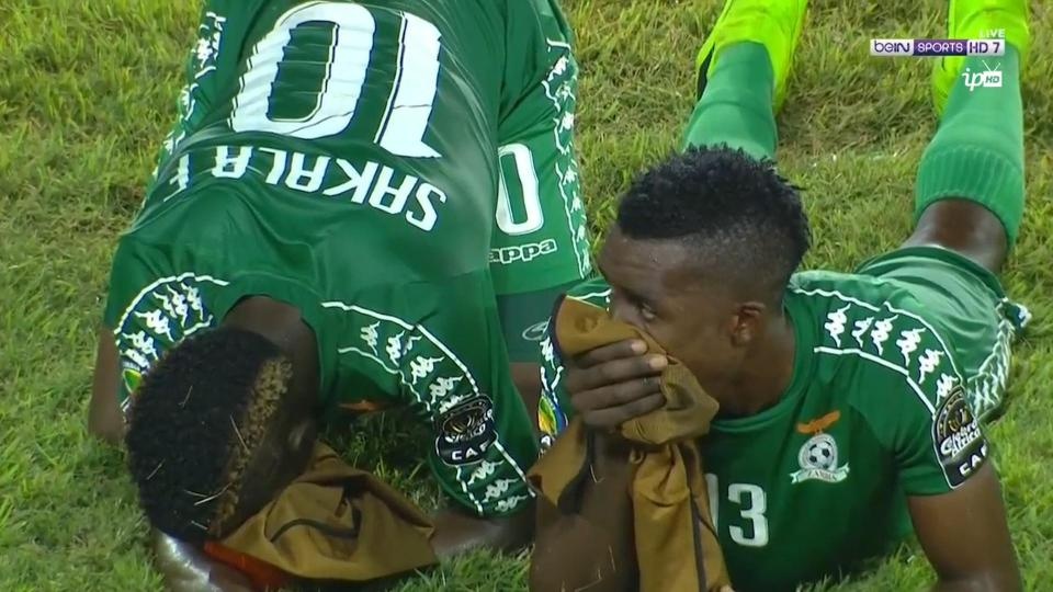 Cau thu lien tuc do guc vi khi doc tran vao san hinh anh