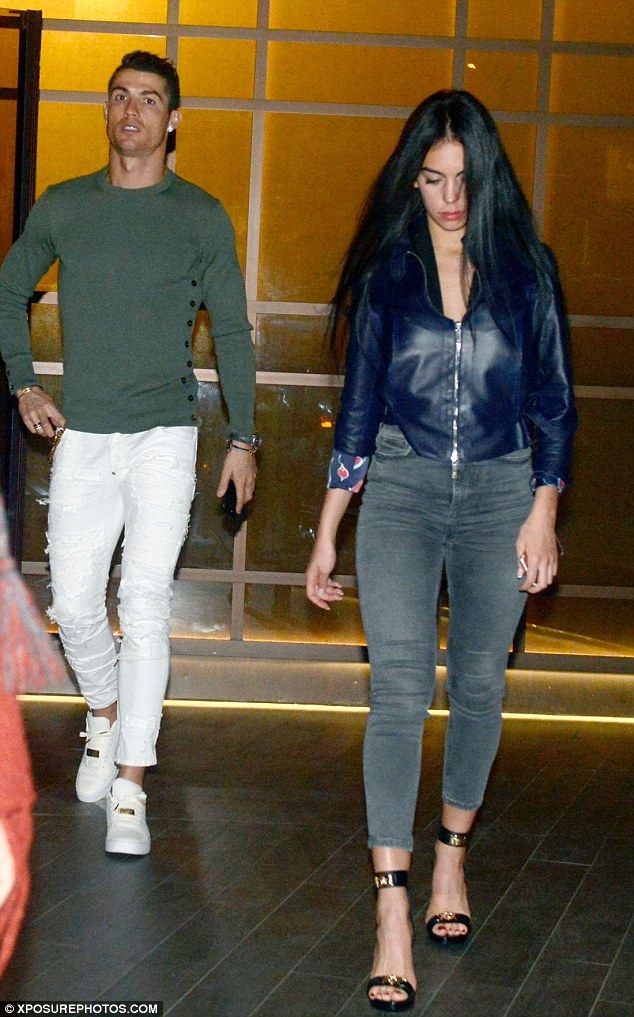 Ronaldo sành điệu đưa bạn gái đi ăn tối ảnh 2 Ronaldo sanh dieu dua ban gai di an toi anh 2