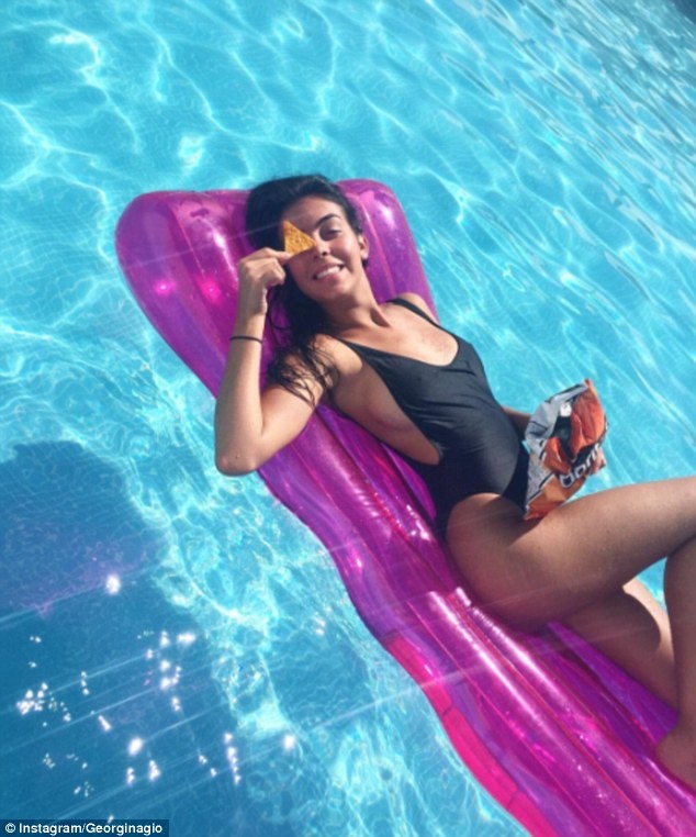 Ronaldo sành điệu đưa bạn gái đi ăn tối ảnh 3 Ronaldo sanh dieu dua ban gai di an toi anh 3