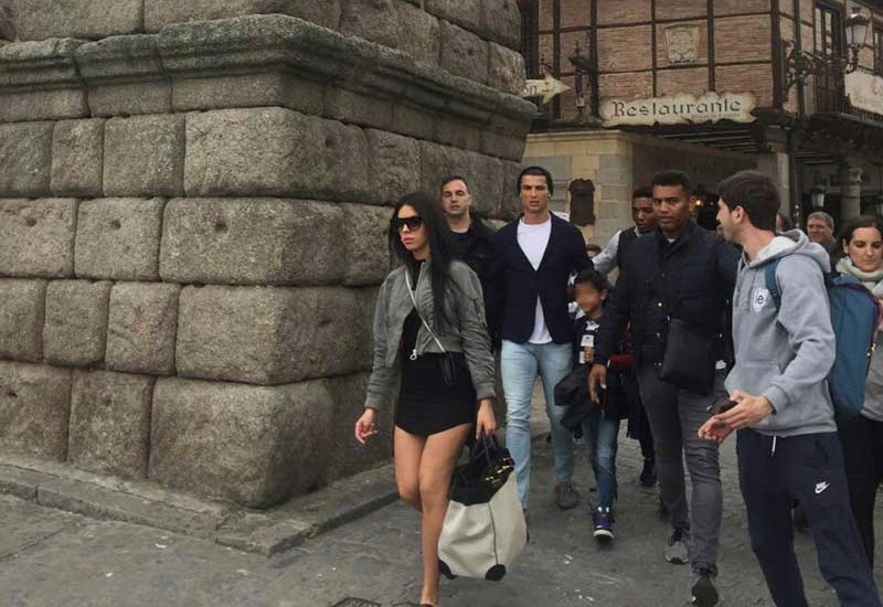 Ronaldo sanh dieu dua ban gai di an toi anh 6