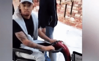 Gabriel Jesus ngoi xe dien nguoi gia di sieu thi hinh anh