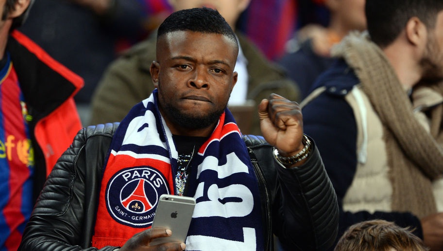 Fan PSG giet ban sau tran thua Barcelona hinh anh