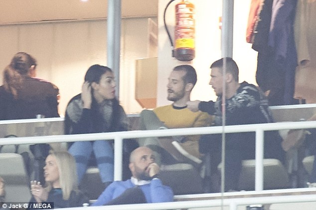 Bạn gái nhìn Ronaldo phá 2 kỷ lục ảnh 2 Ban gai nhin Ronaldo pha 2 ky luc anh 2