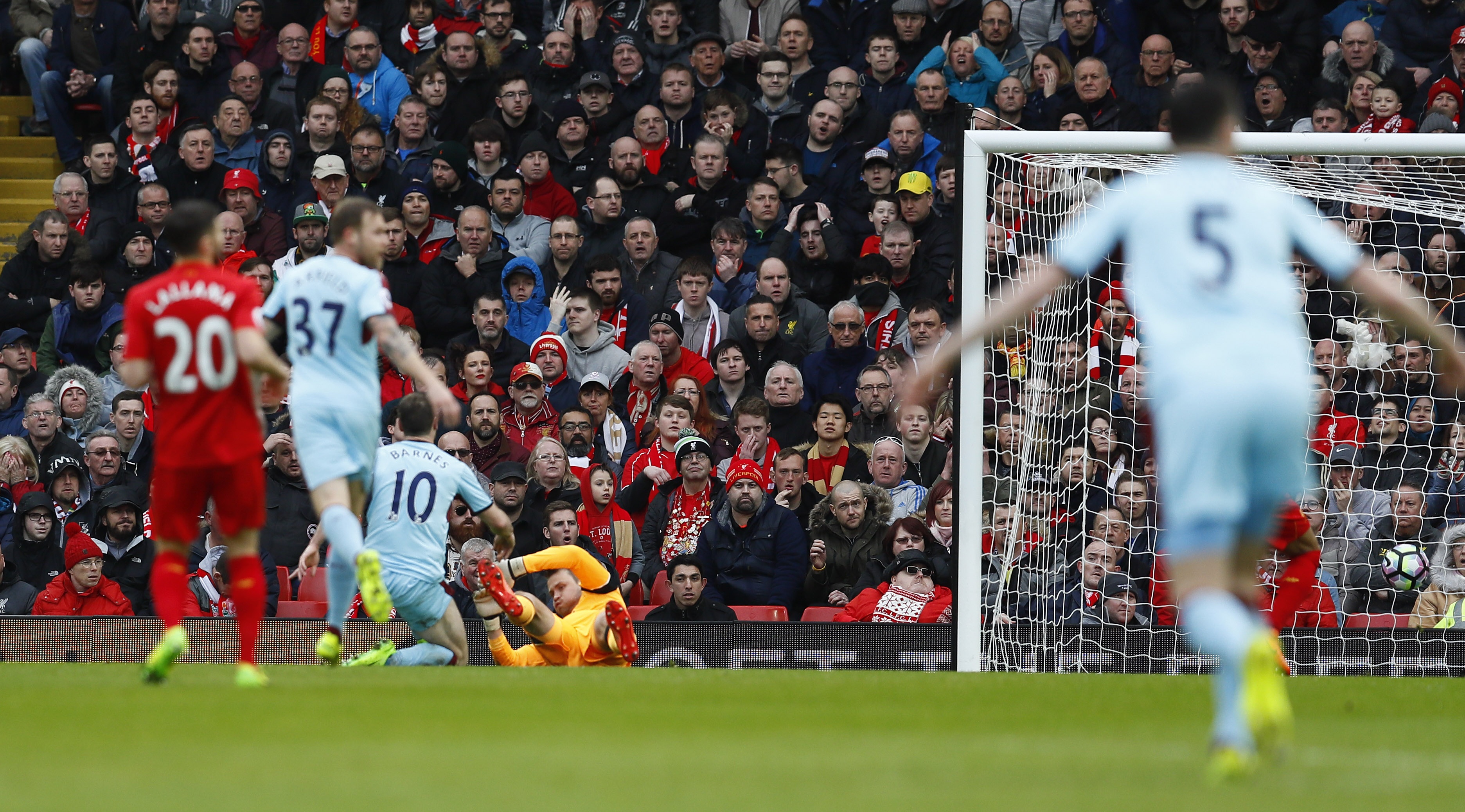 Liverpool nguoc dong truoc Burnley anh 3