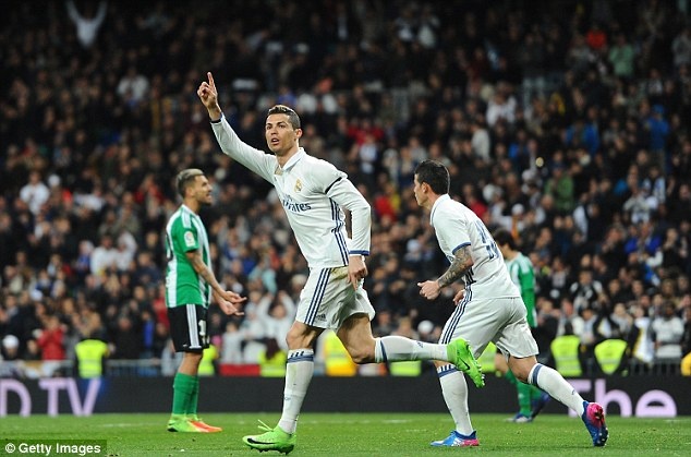 Bạn gái nhìn Ronaldo phá 2 kỷ lục ảnh 1 Ban gai nhin Ronaldo pha 2 ky luc anh 1