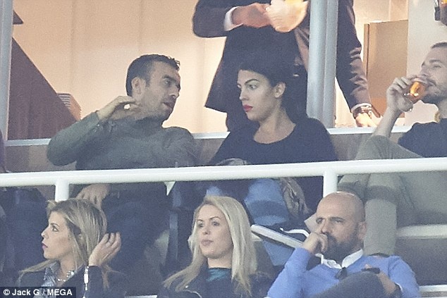 Bạn gái nhìn Ronaldo phá 2 kỷ lục ảnh 3 Ban gai nhin Ronaldo pha 2 ky luc anh 3