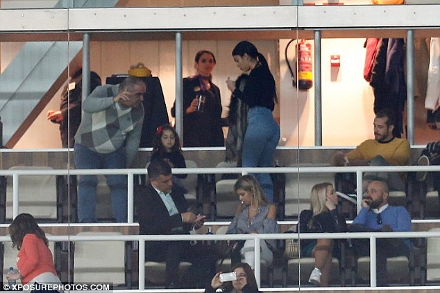 Bạn gái nhìn Ronaldo phá 2 kỷ lục ảnh 4 Ban gai nhin Ronaldo pha 2 ky luc anh 4