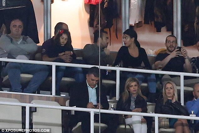 Bạn gái nhìn Ronaldo phá 2 kỷ lục ảnh 5 Ban gai nhin Ronaldo pha 2 ky luc anh 5