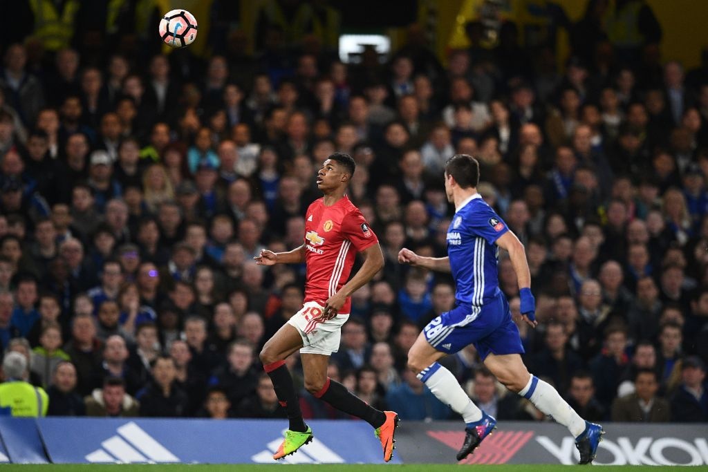 Mourinho tron mat voi trong tai anh 2