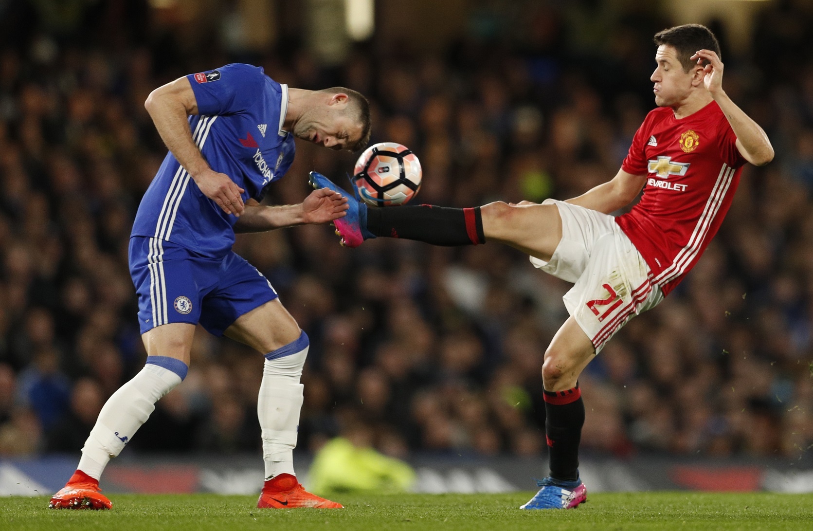 Mourinho tron mat voi trong tai anh 3