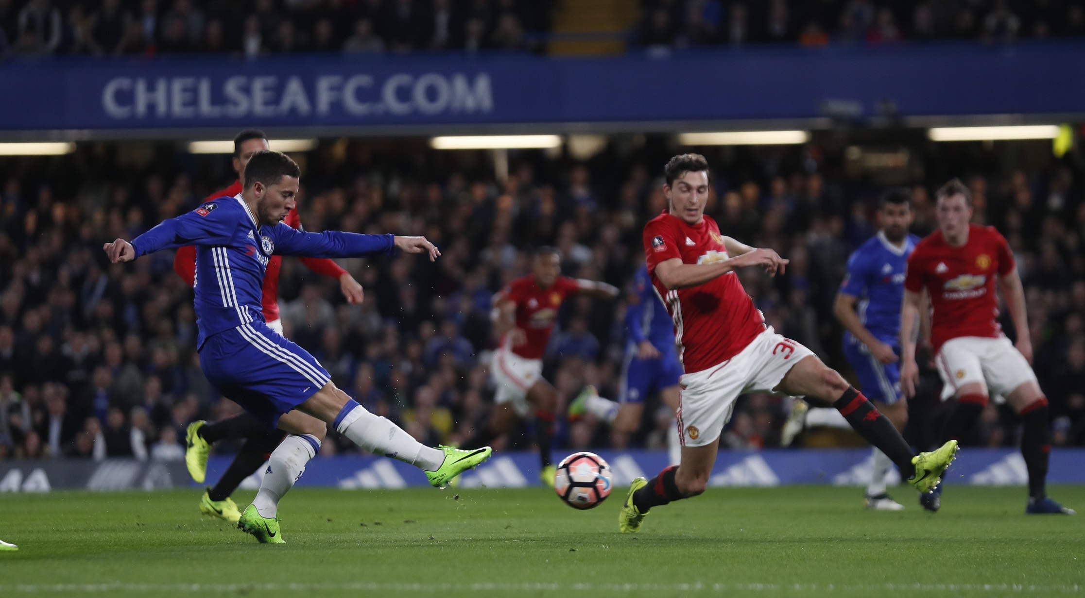 Mourinho tron mat voi trong tai anh 4