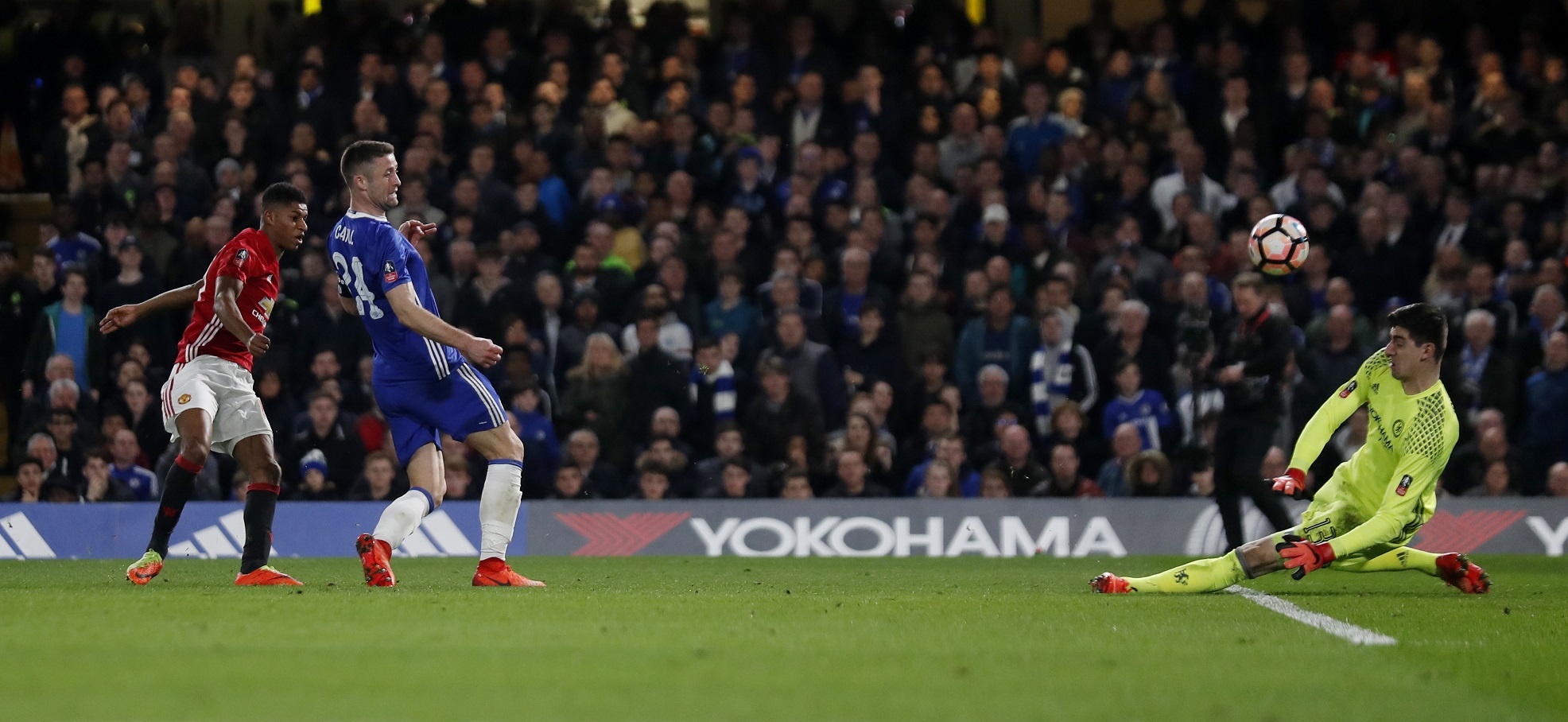 Mourinho tron mat voi trong tai anh 9