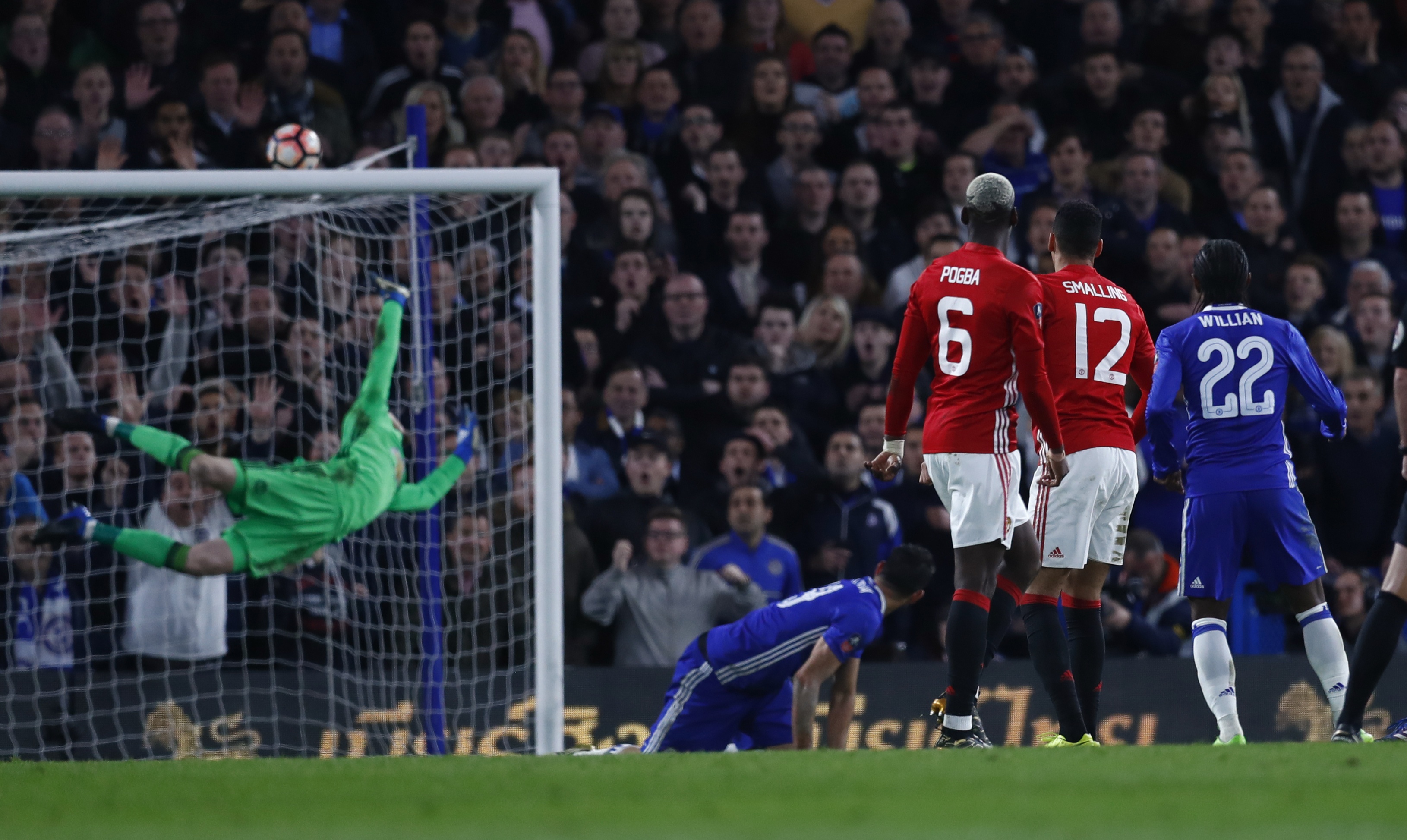 Mourinho tron mat voi trong tai anh 10