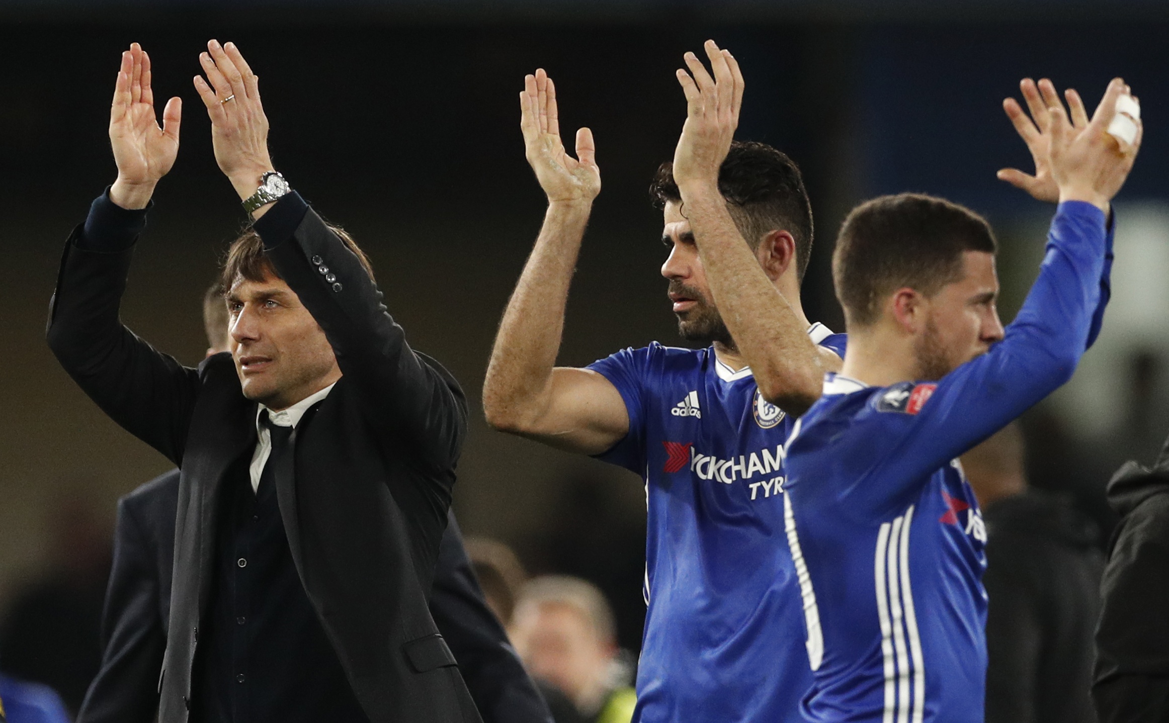 Mourinho tron mat voi trong tai anh 12